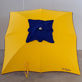 Ombrellone modello Stella, asta alluminio mis. 170x170, colore giallo cappello blu, senza bastone sotto. Con scritta Il Delfino.